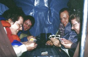 Uno-Spiel bei geschlossener Luke