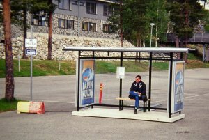 Bernd wartet auf den Bus