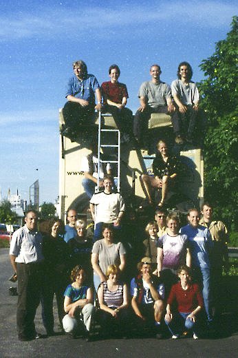 Gruppenfoto auf Dachzeltbus