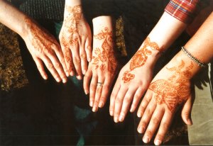 Henna-H&auml;nde (teilweise f&uuml;r einen Dirham vermarktet) - von Katrin (MdB)