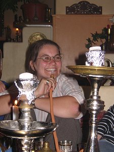 Organisatorin mit Wasserpfeife