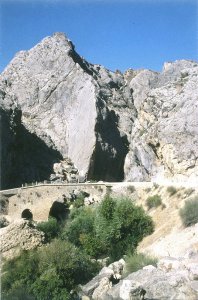 Burg (oben) mit Freibad (unten)