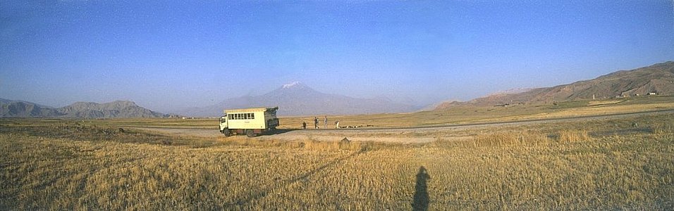 Grosser und (im Dunst rechts dahinter) Kleiner Ararat
