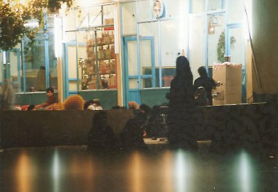 Tankstelle mit iranischen Besuchern - von Trude