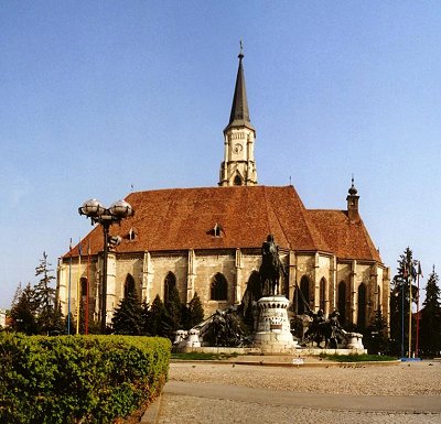 St. Michaelskirche mit K&ouml;nig-Matthias-Reiterstandbild