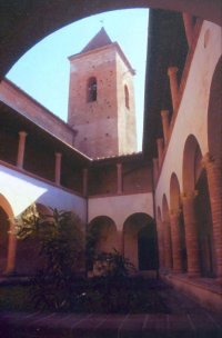 Trapezf&ouml;rmiger Innenhof im Kloster